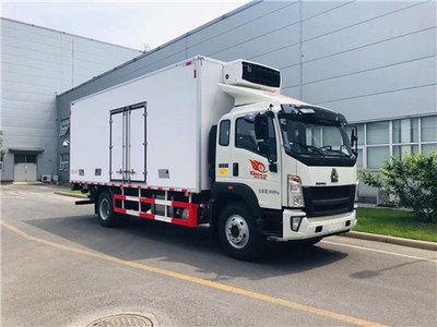 重汽豪沃6米冷藏车 厢式冷藏车价格与冷冻车售价分析